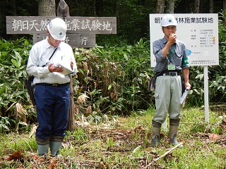 総研の倉本氏（右側）より施工方法等の説明