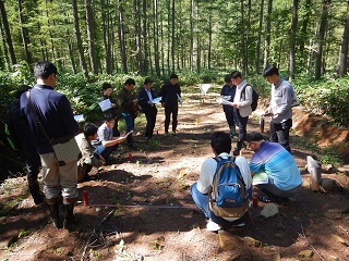 概要の説明を聞き入る韓国山林庁の方々