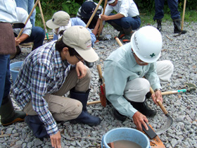 鎌研ぎ中