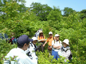 所長からパイオニアツリーの説明を受ける塾生