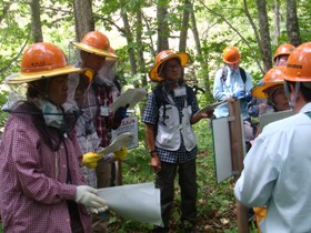 職員の説明に質問をしている様子