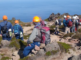 山頂からの絶景を楽しむ参加者