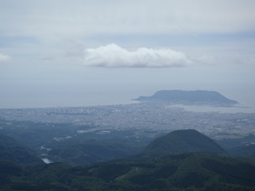 眼下に函館の街並みを眺望