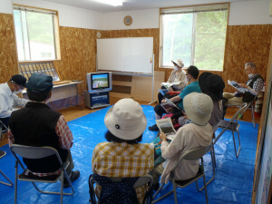 展示館でビデオを視聴している様子