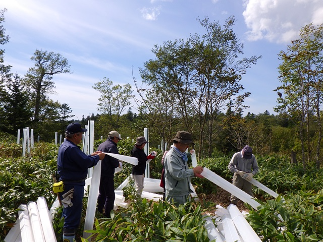 保護管を組立てる様子