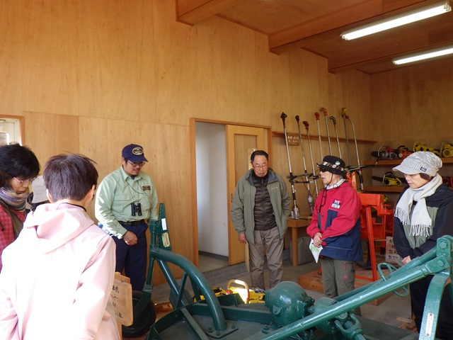 機械標本展示庫の見学の様子