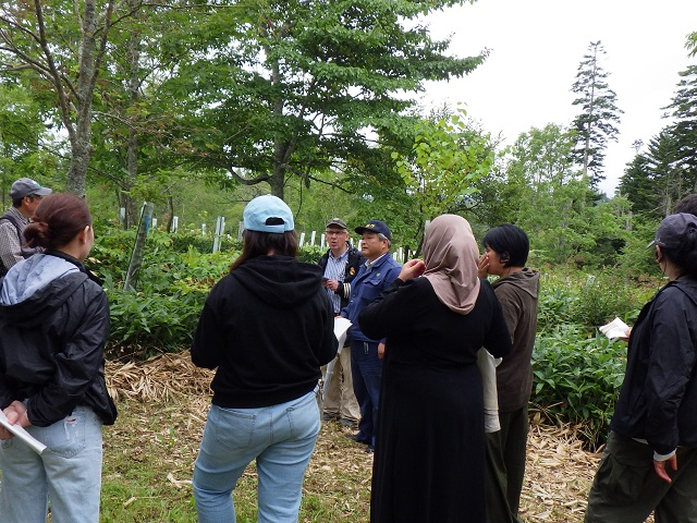 説明を聞く様子