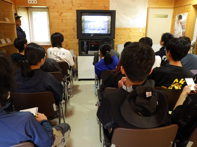 DVDを視聴する様子