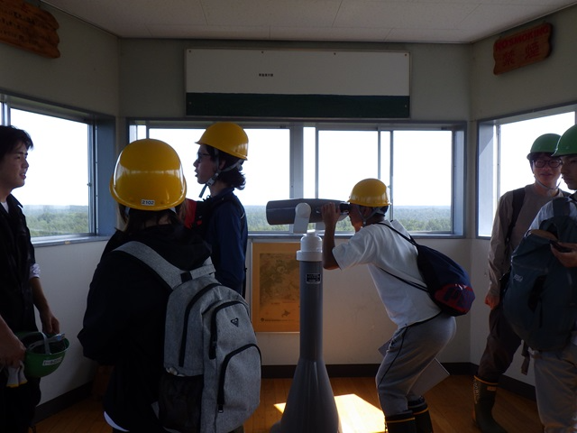 望楼からの眺望を楽しむ様子