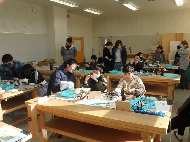 ミニツリーづくりの様子