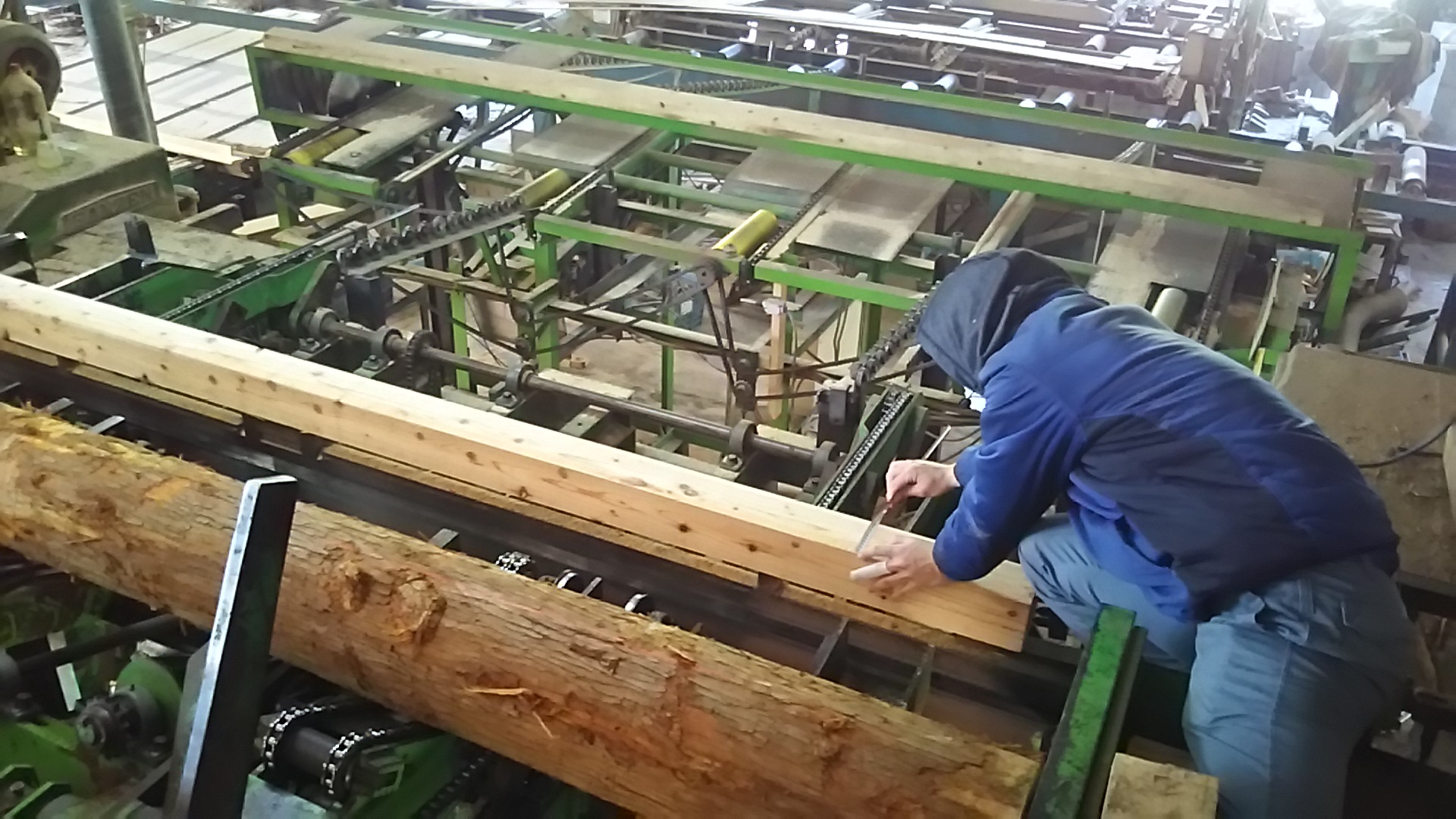 大分の製材所パートナーの作業風景