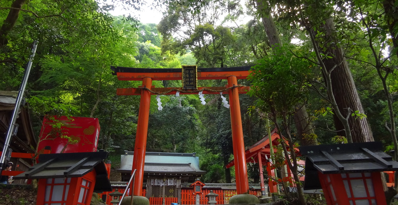 嵐山松尾大社分社と背景林