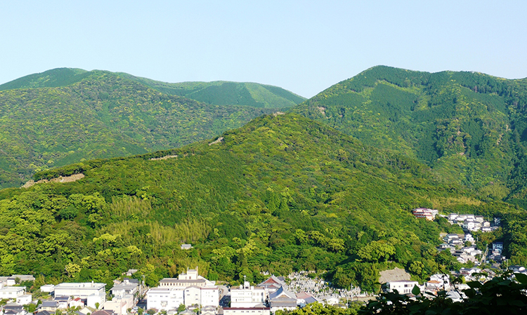 初夏の緑鮮やかな有明山