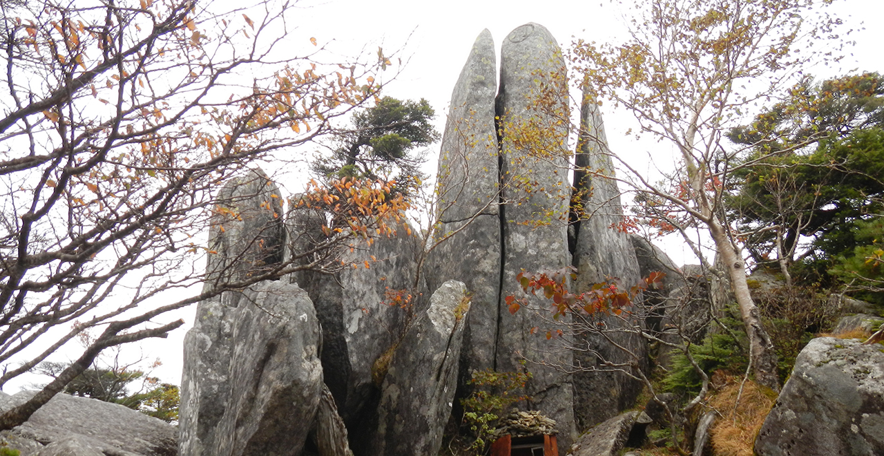 五葉山山頂の「日の出岩」