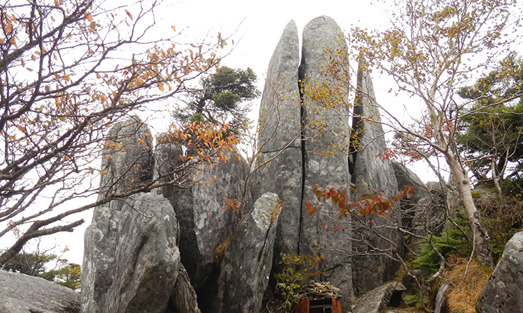 五葉山山頂の「日の出岩」