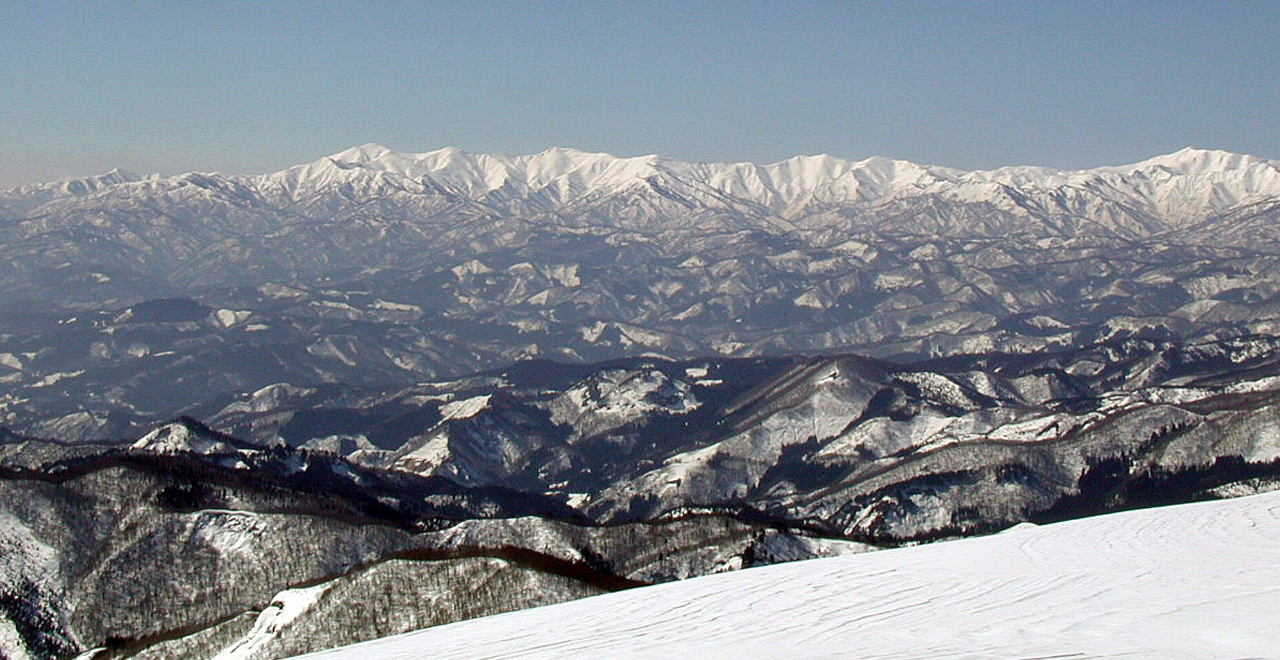 朝日連峰を望む