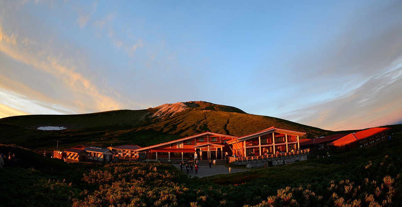 夕焼けに染まる白山室堂