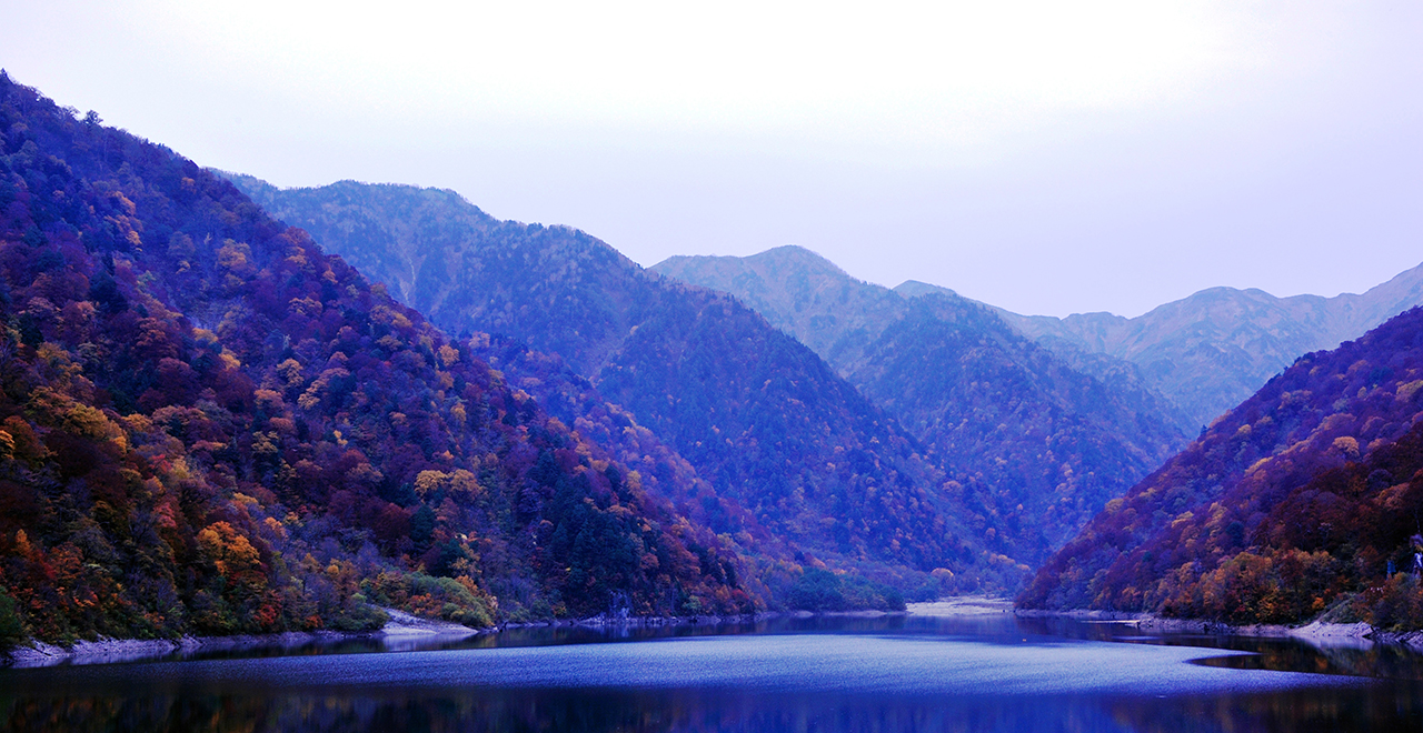 紅葉の白水湖