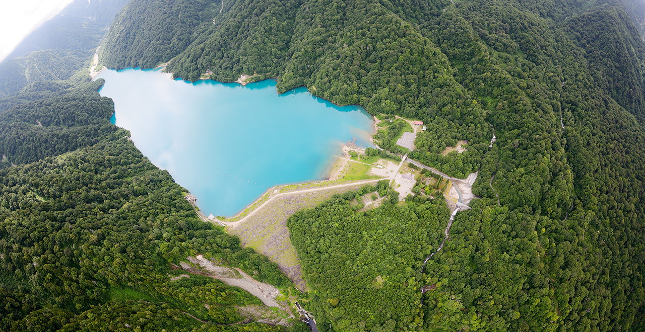 エメラルドグリーンの白水湖