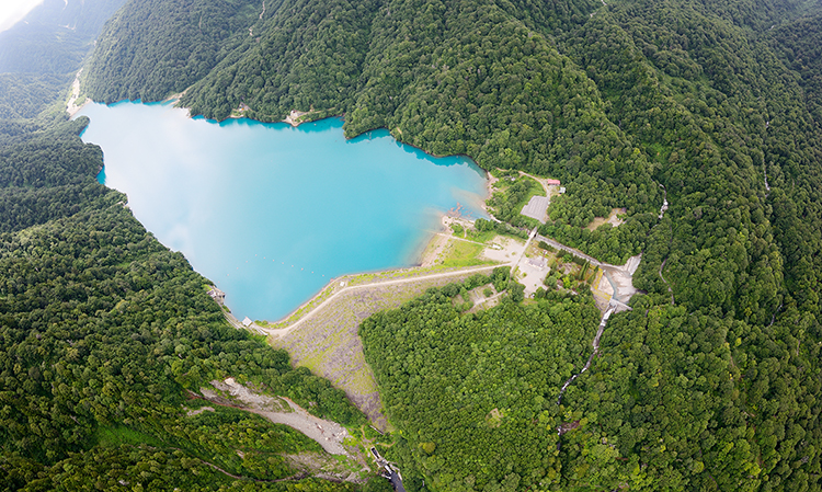 エメラルドグリーンの白水湖