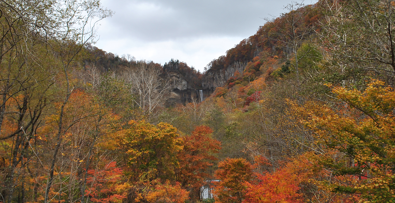 紅葉とインクラの滝