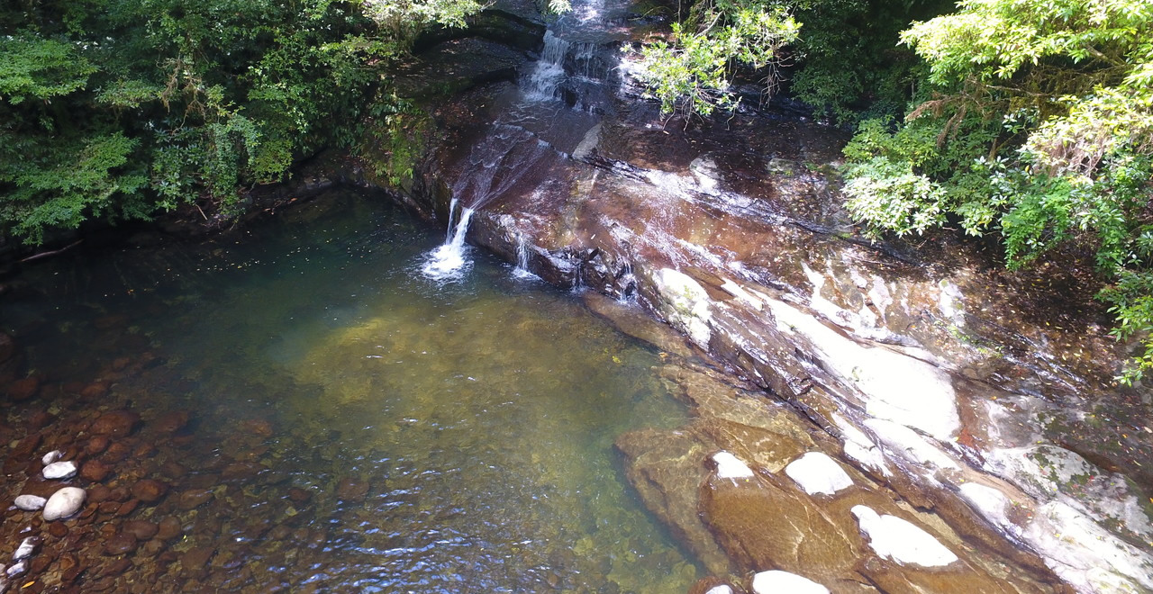 清らかな水と流合（はけあい）の滝