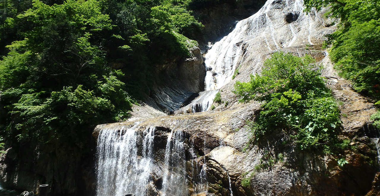 水音も涼しげな姥ヶ滝