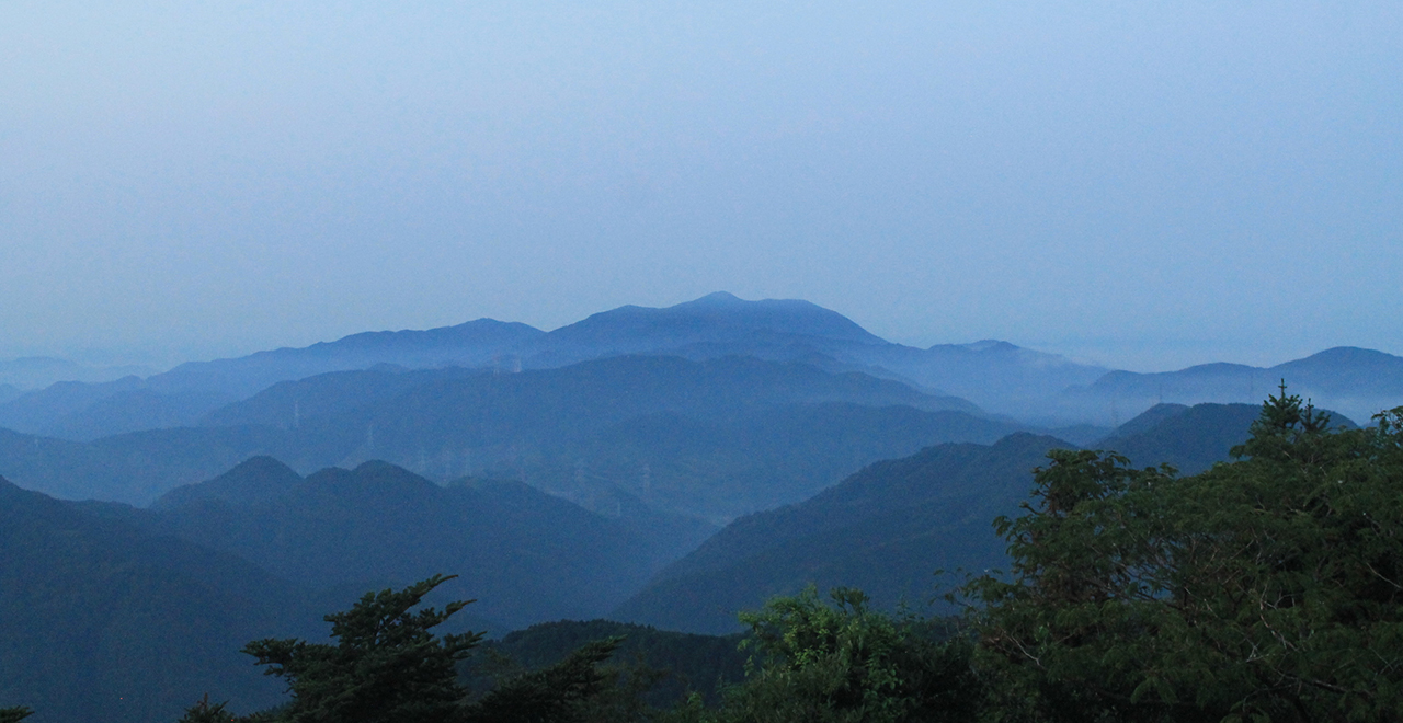 皿倉山から望む夜明けの福智山