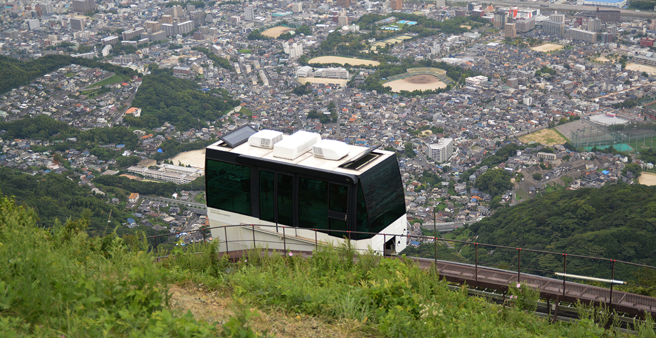 山麓駅から上るケーブルカー