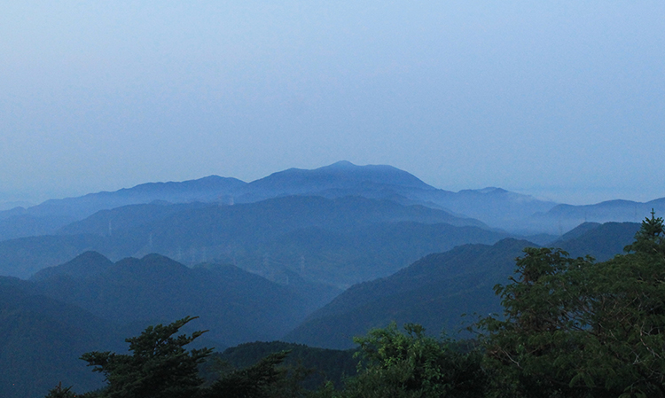 皿倉山から望む夜明けの福智山