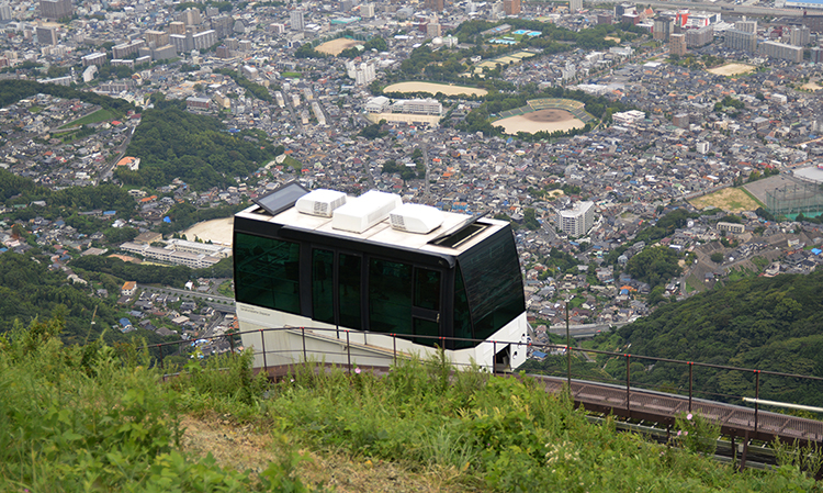 山麓駅から上るケーブルカー