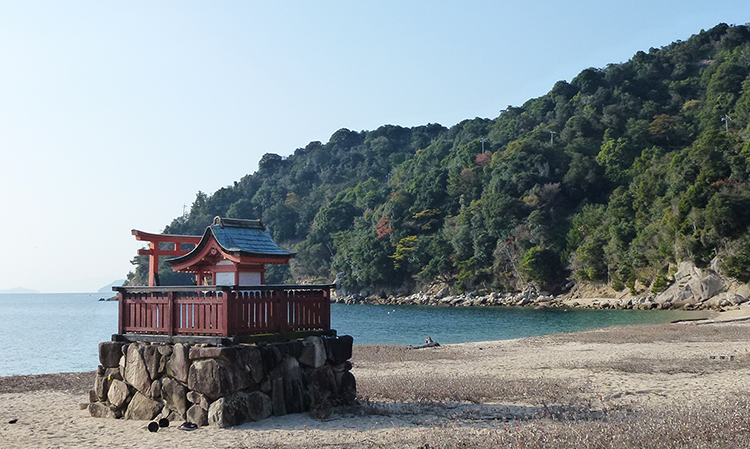 宮島風景林を背景にする鷹巣浦神社