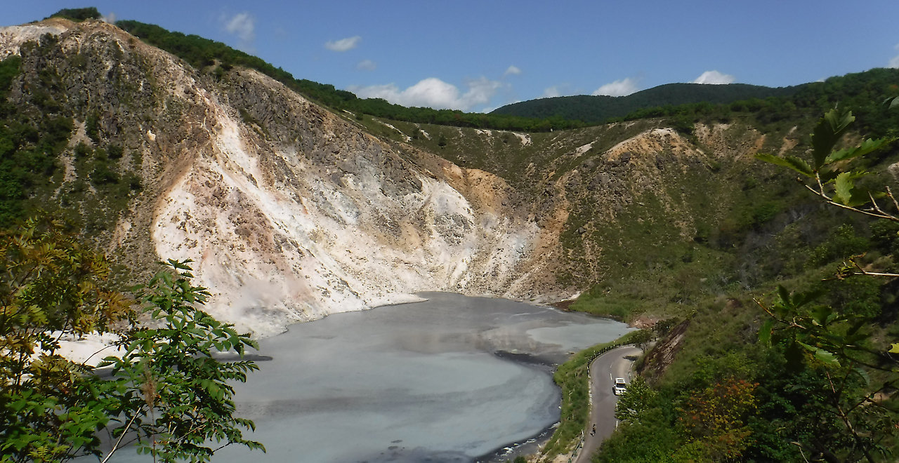 日和山と大湯沼を望む