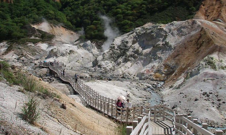 地獄谷中心部に向かう遊歩道