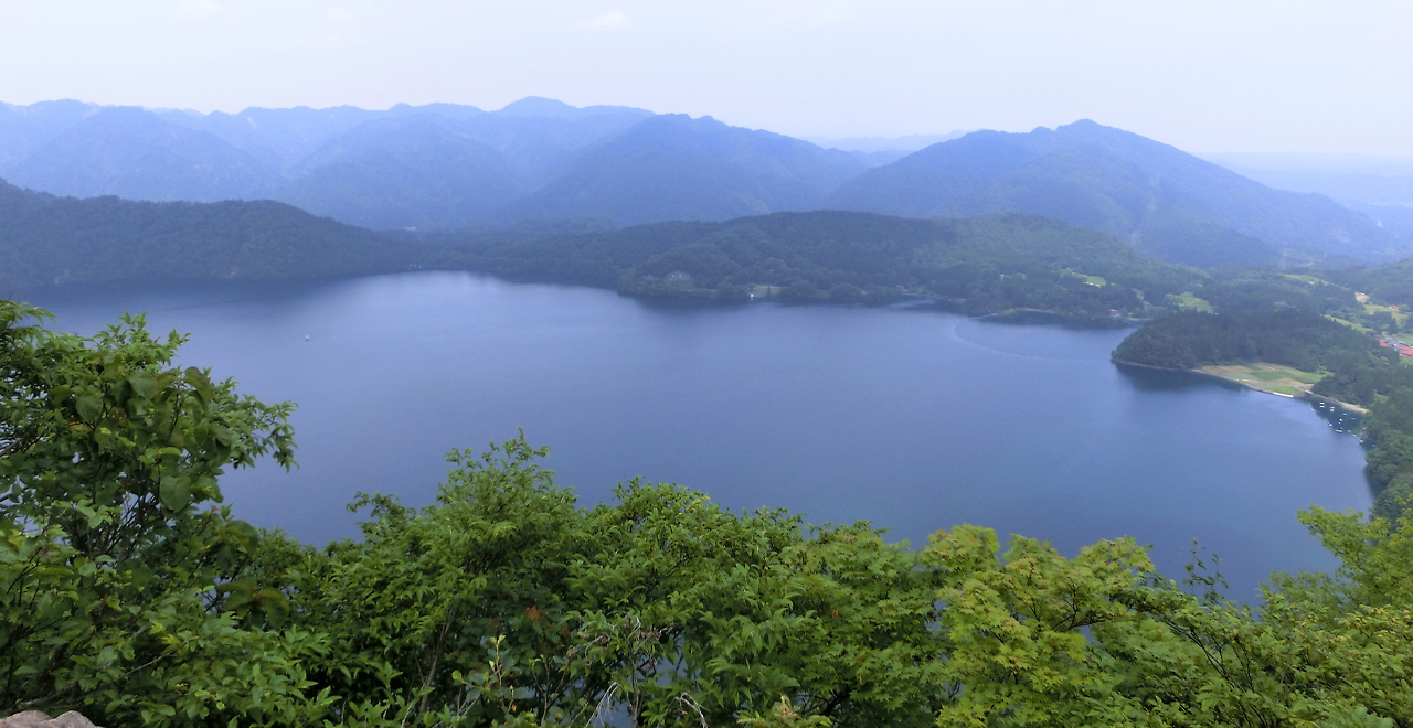 前山山頂近くから沼沢湖を一望する