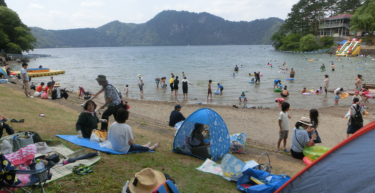 親子連れで賑わう湖畔