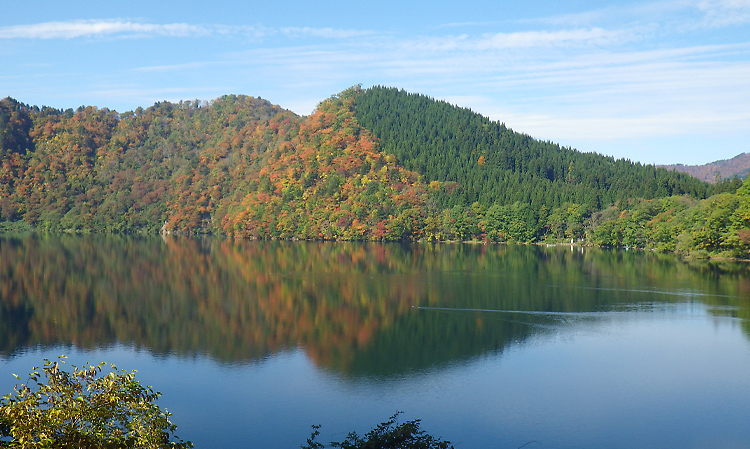 沼沢湖と紅葉