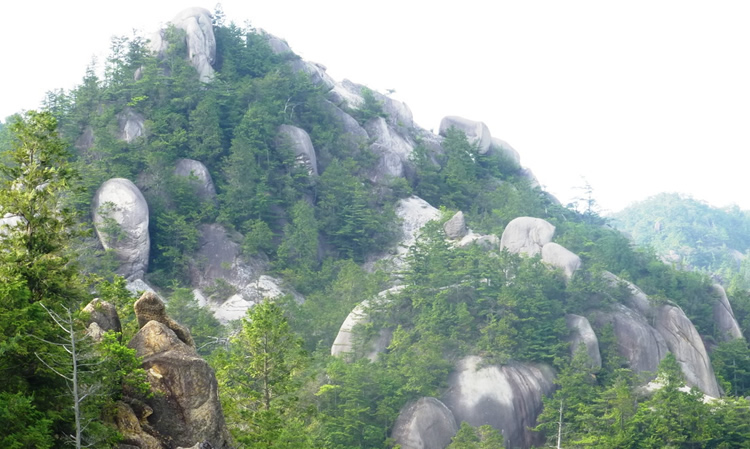 北側から見た天狗岩