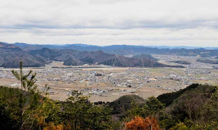 遊歩道からたつの市街地を望む