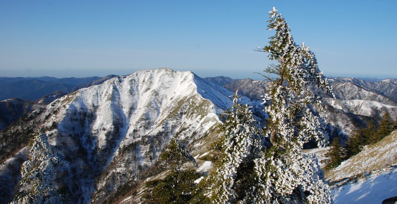 雪の剣山