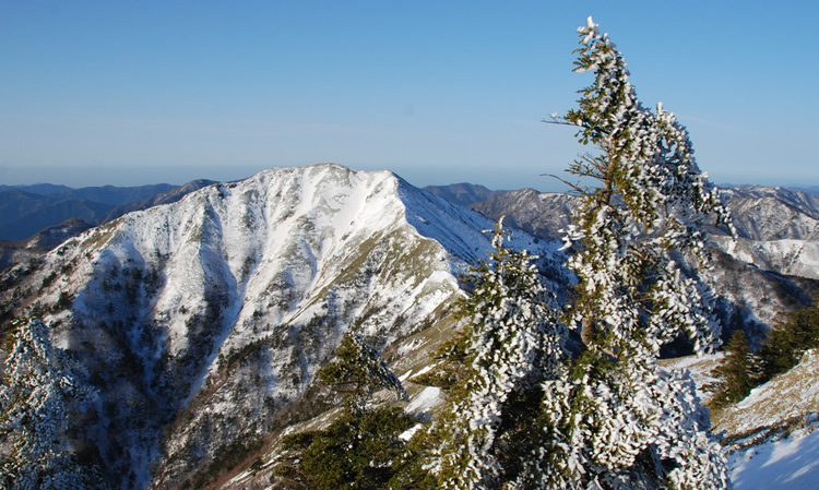 雪の剣山