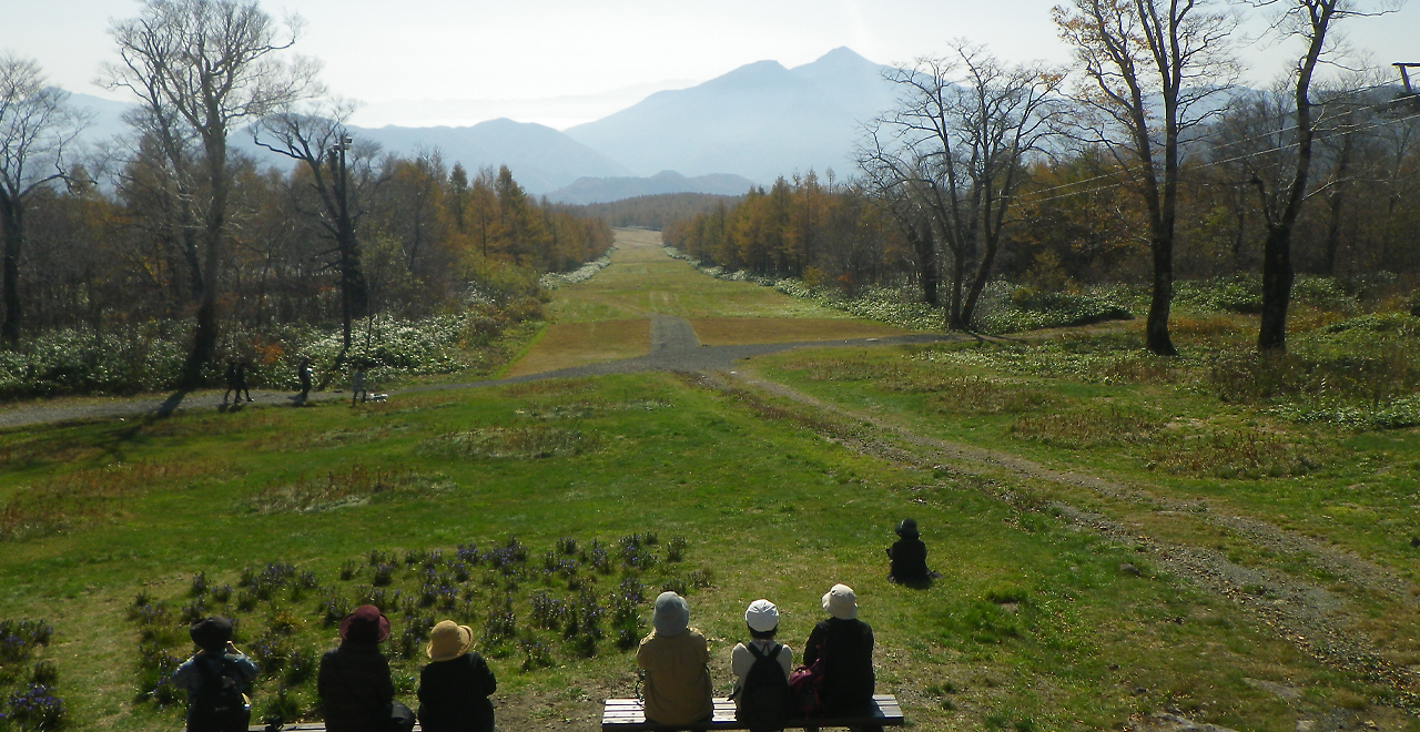 裏磐梯の雄大な景色を楽しむ登山者