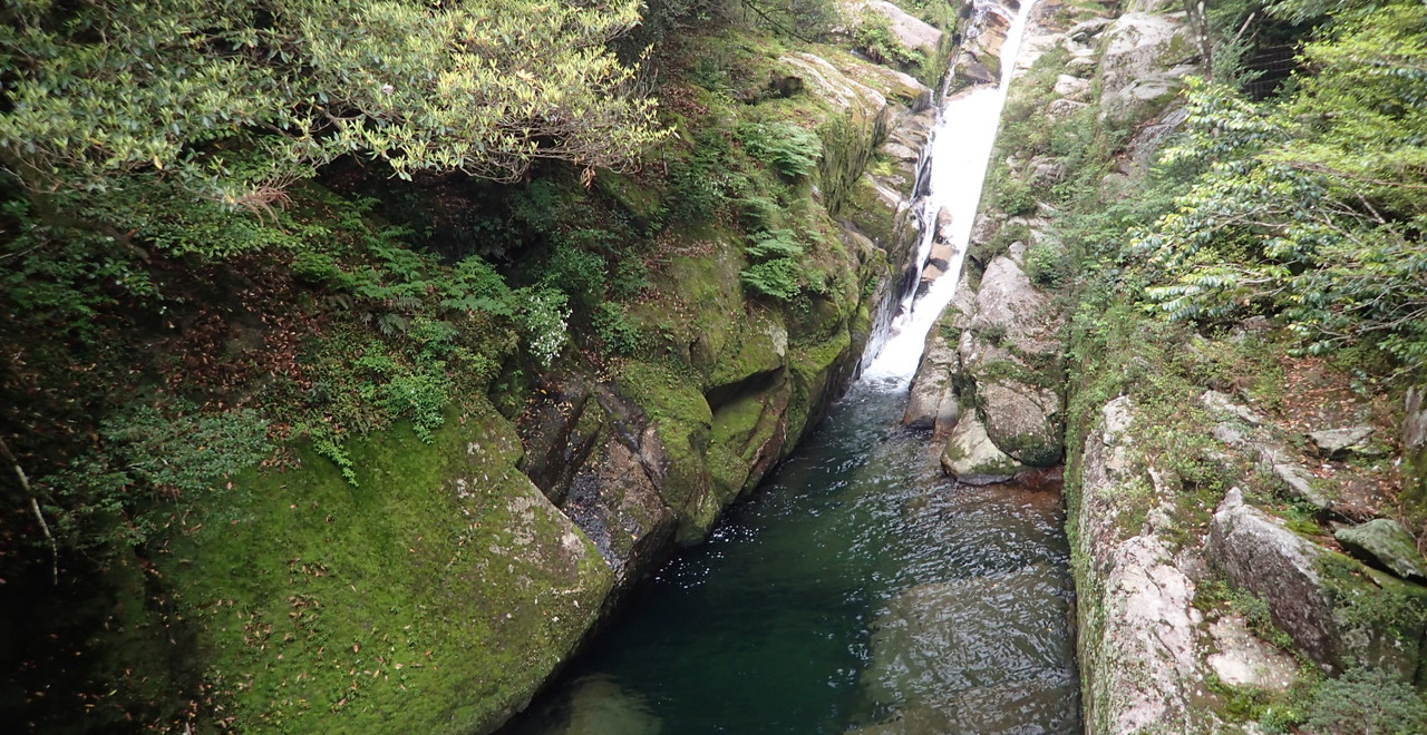 透き通った滝の飛流おとし