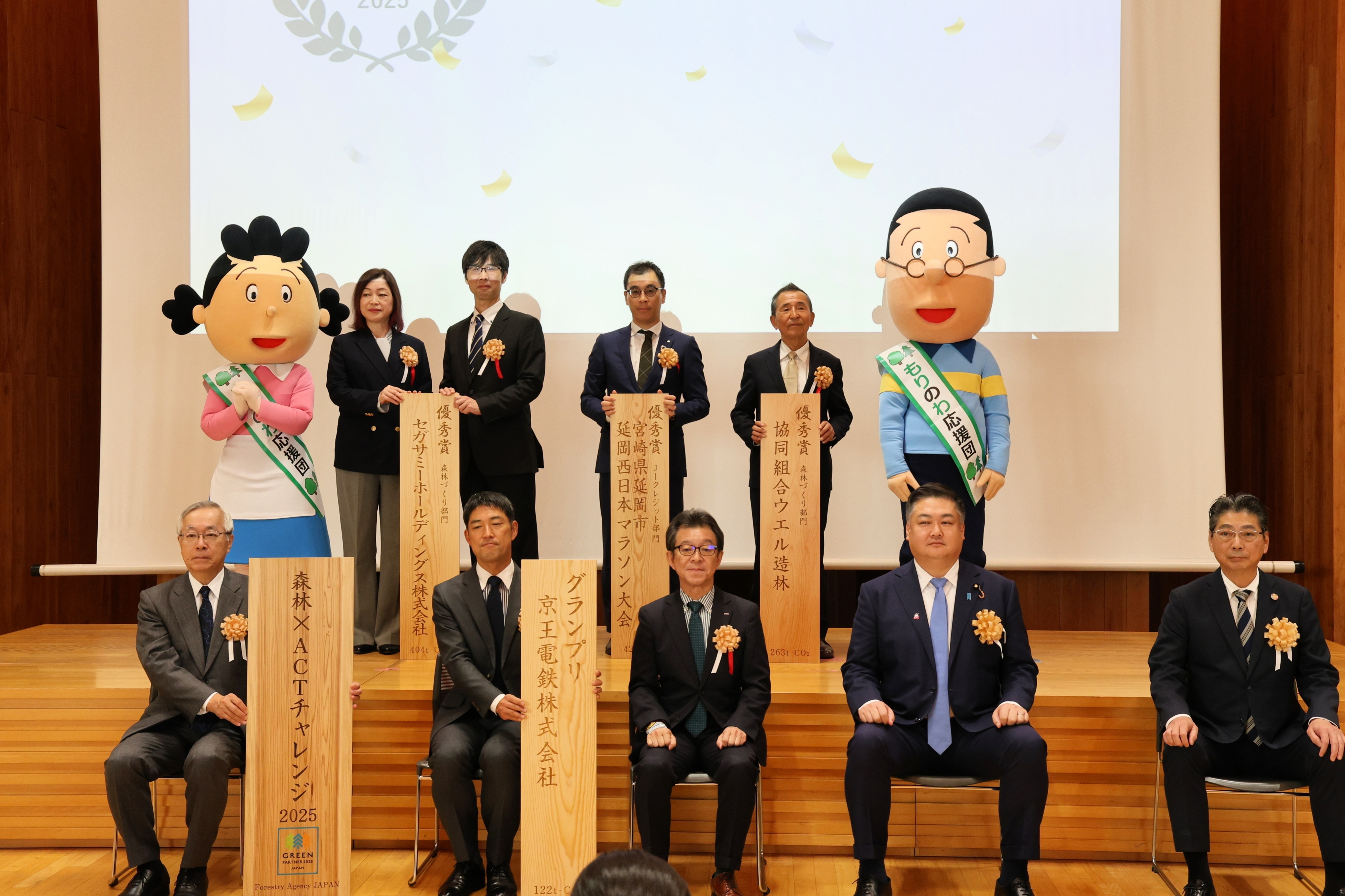 森林&times;ACT（アクト）チャレンジ2025（にーまるにーごー）受賞者との記念撮影の様子