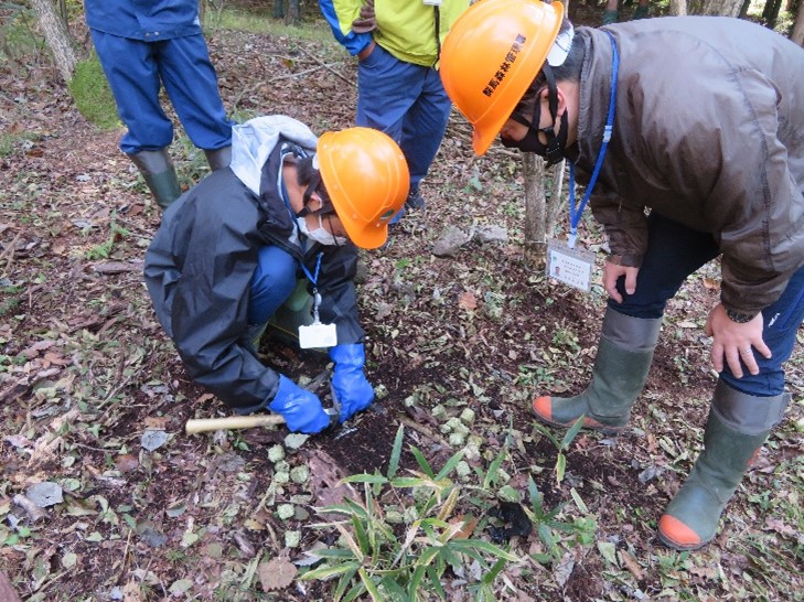 写真2 設置指導をうける参加者