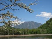 西野湖から望む男体山