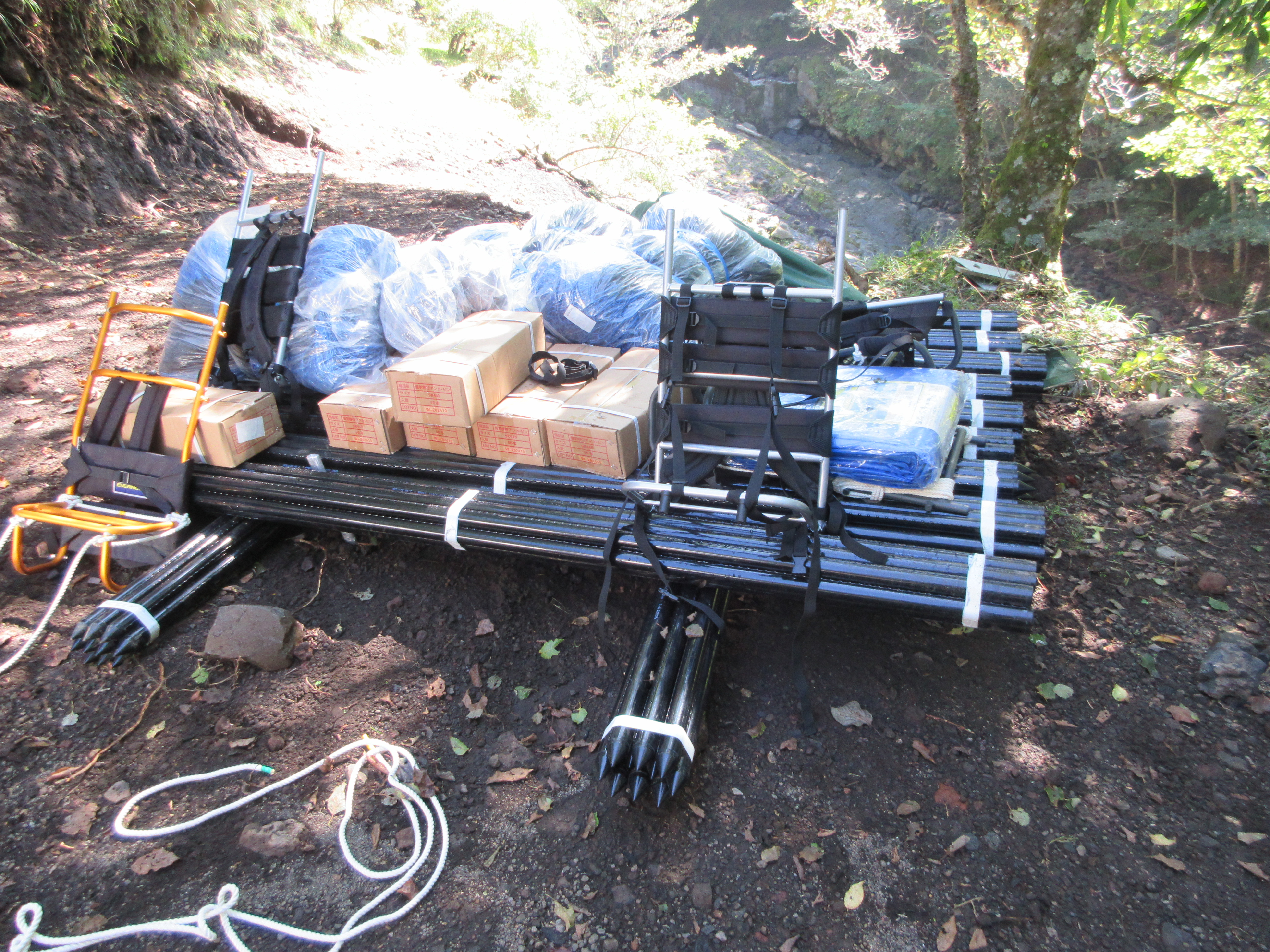 運搬する植生保護柵の資材