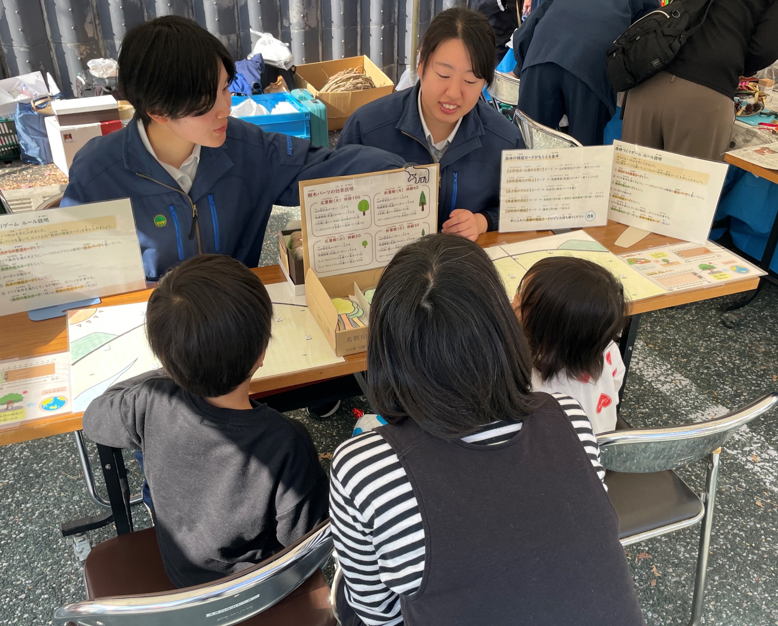 森林づくりゲームに取り組む子どもたち