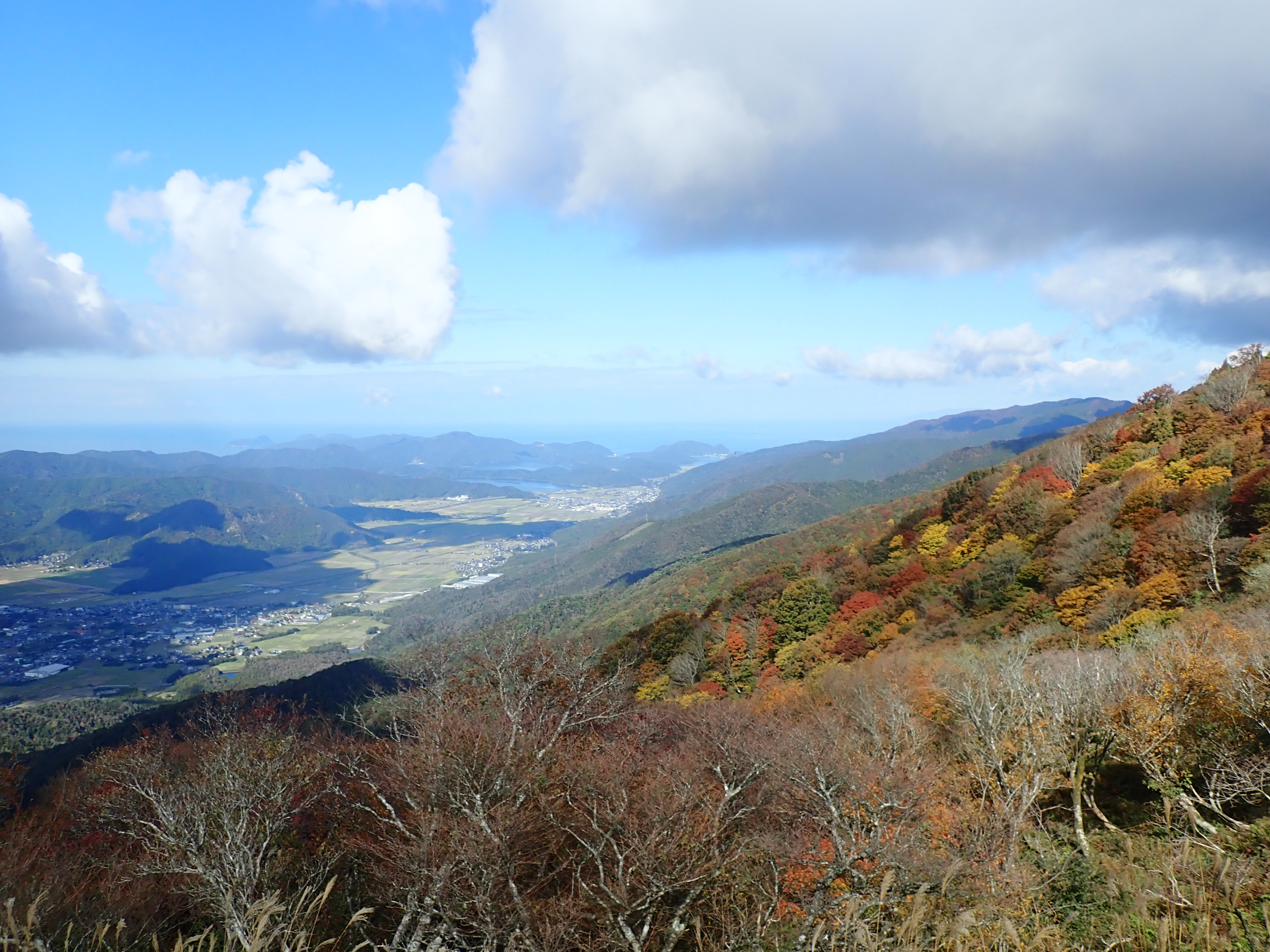 北清水国有林から若狭町を望む