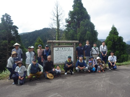 大杉看板前での集合写真